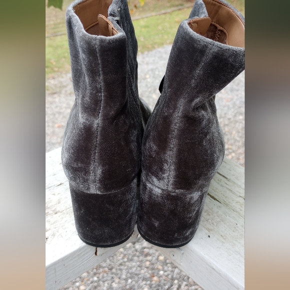 Franco Sarto Gray Velvet heeled Booties. Sz. 8 - Picture 6 of 7